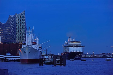 Germany, Hamburg, HafenCity, view to Elbe Philharmonic Hall, Hamburg's new concert hall, glass