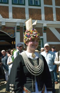 Deutschland, Niedersachsen, Jork, junge Frau in Tracht