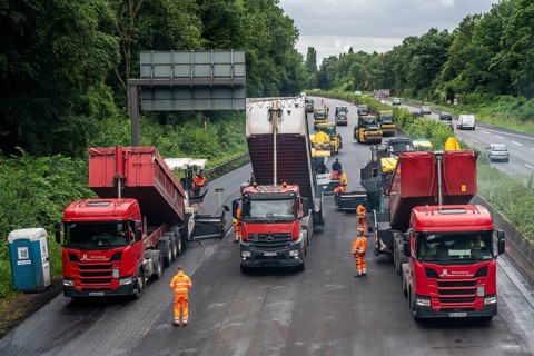 Renewal of the road surface on the A40 motorway between the Kaiserberg junction and Mülheim-Heißen,
