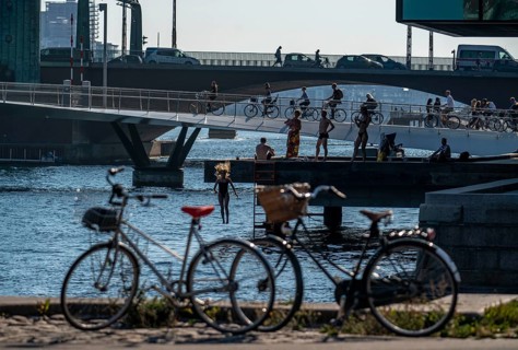 Cyclists on the Lille Langebro cycle and pedestrian bridge, behind it the Langebro road bridge,
