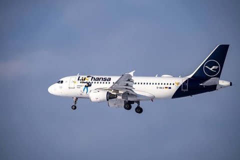 Lufthansa Airbus A310-100, landing approach to Frankfurt FRA airport, Fraport, in winter, Hesse,