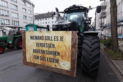 Tractor with sign, No one should ever forget, Farmers provide food, Farmers' protests, Düsseldorf,