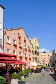 Market square with restaurants and traditional houses, Upper Town Square, Hall in Tyrol, Inntal,