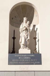 Statue Maria Santisima de la Almudena, catedral de Nuestra Señora de la Almudena, cathedral church,