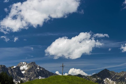 Cross at the Willersalpe, Hintersteiner Tal, behind it the mountain Großer Daumen, 2280m, Bad