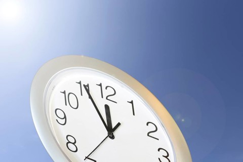 Climate change symbol: clock shows five to twelve