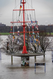 Flood on the Rhine near Duisburg, river near Duisburg-Ruhrort, at the Mühlenweide, completely