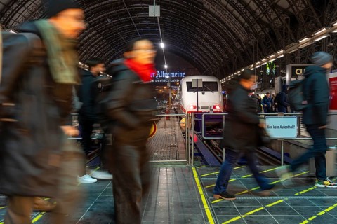 Frankfurt am Main main station, ICE train on platform, traveller, Hesse, Germany, Europe