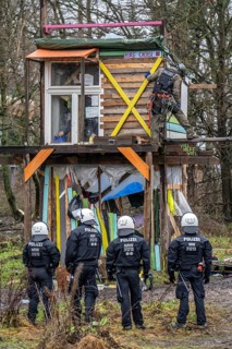 2nd day of the clearing of the hamlet Lützerath, by the police, of tree houses and huts, of climate
