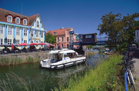 Europe, Germany, Mecklenburg-Western Pomerania, Plau am See, Lake Plau, Elde-Müritz waterway, lift