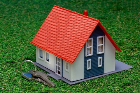 Symbolic image of real estate: close-up of a model house