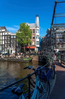Houses on the Kloveniersburgwal canal, old town of Amsterdam, canal belt, Aluminiumbrug, café with