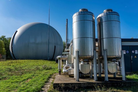 Fine desulphurisation of the gas mixture using an activated carbon process in the biogas upgrading