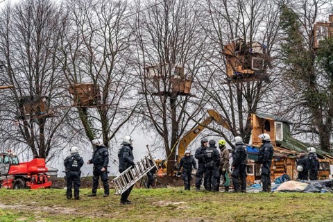 2nd day of the clearing of the hamlet Lützerath, by the police, of tree houses and huts, of climate