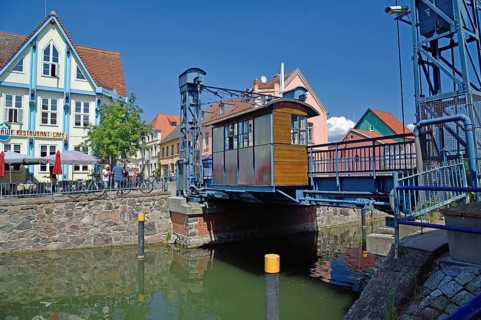 Europe, Germany, Mecklenburg-Western Pomerania, Plau am See, Lake Plau, Elde-Müritz waterway, lift
