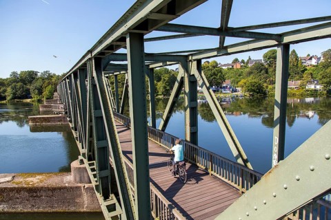 Ruhr Valley cycle path, former railway bridge over the Ruhr, Lake Baldeney in Essen, cycle and