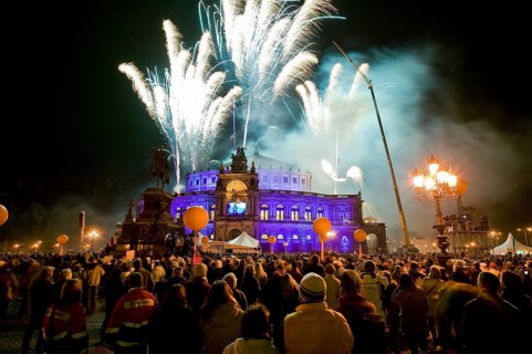 Fireworks display for the opening of the Opera Ball on the theatre square