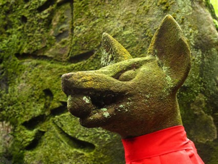 Fox statue with rice ball, Fushimi Inari Taisha shrine, Kyoto, Japan, Asia