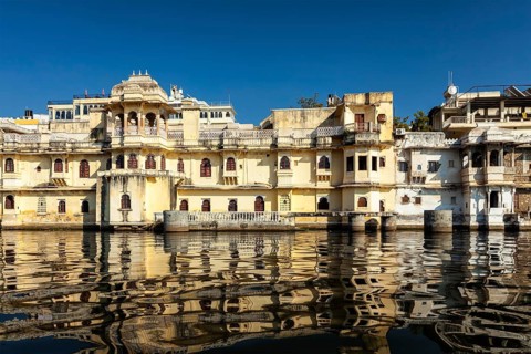 City Palace complex on Lake Pichola, Udaipur, Rajasthan, India, Asia