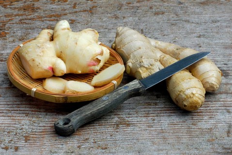 Ginger ( Zingiber officinale) , freshly harvested and usual trade form, roots, root, knife