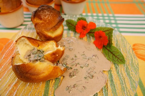 Swabian cuisine, Pfitzauf with sorrel sauce, vegetarian, baked, served on a plate, grandmother's