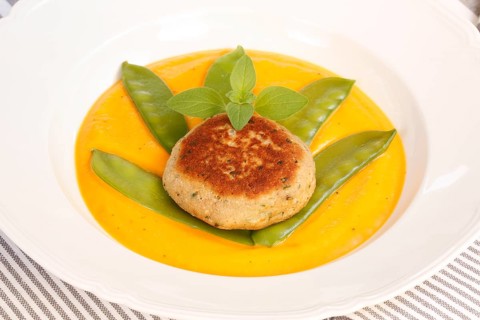 Vegetarian cuisine, walnut cakes on sugar snap peas with pumpkin sauce, sauce, vegetables, snow