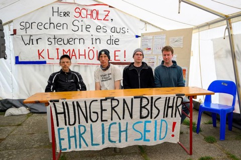 The hunger strikers of Hunger until you are honest after the press conference, from left to right: