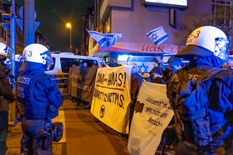 Counter-demonstration, solidarity with Israel, to the demonstration of pro-Palestinian activists in