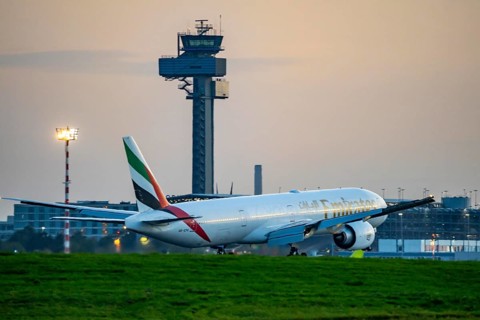 Düsseldorf International Airport, landing of an Emirates Boeing 777-300, south, 05R/23L, air