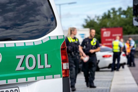State-wide checks on motorway traffic in North Rhine-Westphalia, by police and customs, in