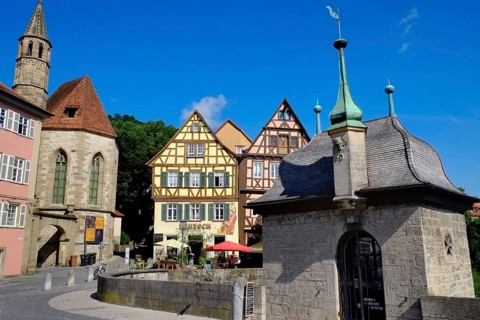 The Henkersbrücke bridge in Schwäbisch Hall spans the River Kocher. Opposite the Johanniter church
