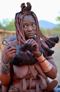 Himba woman combing her hair, Omuramba, Kaokoland, Kunene, Namibia, Africa