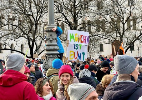 Sign Munich is colourful, crowd at the demonstration against right-wing extremism in front of the