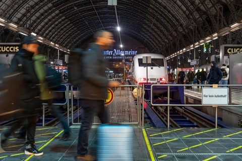 Frankfurt am Main main station, ICE train on platform, traveller, Hesse, Germany, Europe