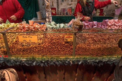 Stall with roasted almonds at the Christkindlesmarkt, Nuremberg, Middle Franconia, Bavaria,