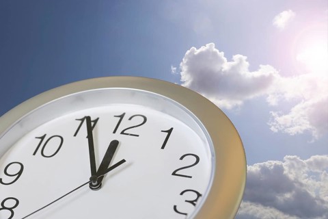 Climate change symbol: clock shows five to twelve