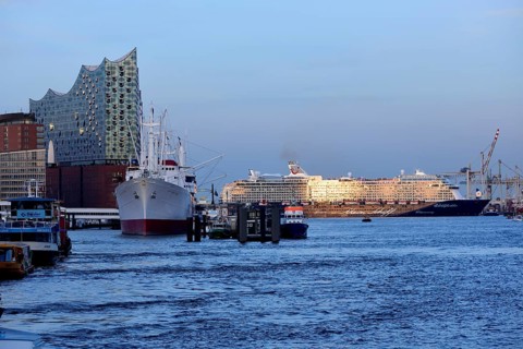 Germany, Hamburg, HafenCity, view to Elbe Philharmonic Hall, Hamburg's new concert hall, glass