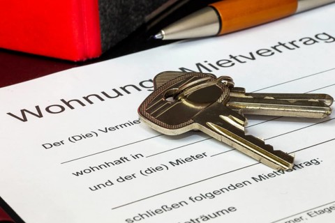 Symbolic image: Blank form of a rental agreement for a flat