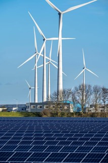 Vopak Solarpark Eemshaven, 19 hectares of solar modules with a capacity of 25 megawatts, around the