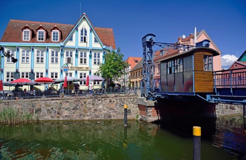 Europe, Germany, Mecklenburg-Western Pomerania, Plau am See, Lake Plau, Elde-Müritz waterway, lift