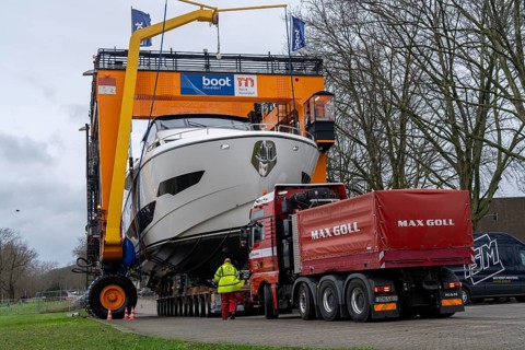 Craning the €6.3 million Sunseeker 88Y motor yacht, weighing 82 tonnes, in preparation for the