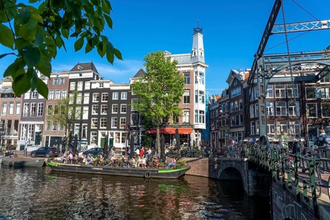 Houses on the Kloveniersburgwal canal, old town of Amsterdam, canal belt, Aluminiumbrug, café with