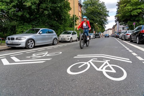 Bicycle road, cyclists have priority over car traffic, new cycle routes through Essen, here in the