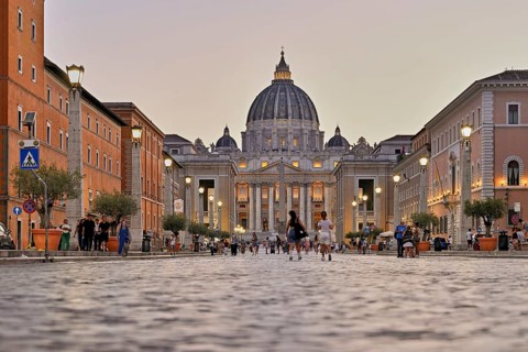 Tourists at the cathedral, St Peter, St Peter's Basilica, Vatican palaces, St Peter's Square,