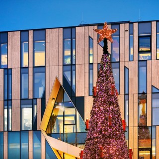 Christmas tree in front of the modern façade of the Koe-Bogen by architect Daniel Libeskind,