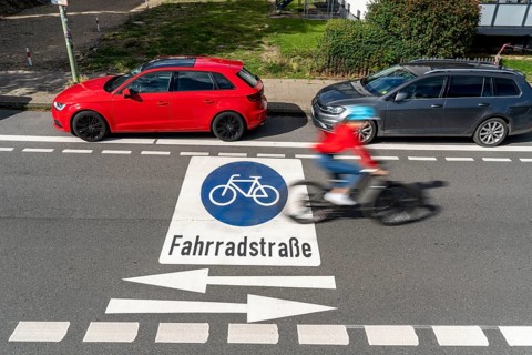 Bicycle road, cyclists have priority over car traffic, new cycle routes through Essen, here in the