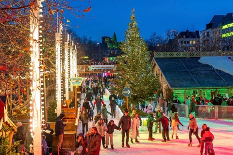 Ice rink at the Christmas market on the Heumarkt in the old town of Cologne, Sunday shopping in