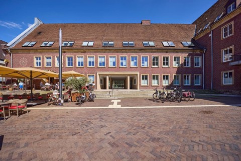 Market square with outdoor areas of catering establishments and stairs to the town hall Dülmen,