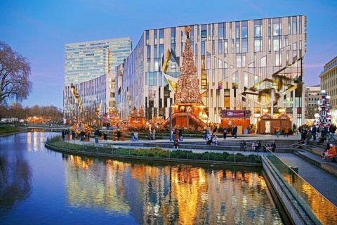 Dreischeibenhaus and Christmas market in front of the Koe-Bogen by architect Daniel Libeskind,