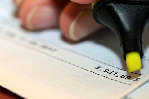 Symbolic image: Bank statement with negative account balance